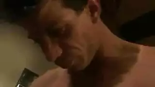 تكتسي جدران الشقة الجديدة للفاتنة الشقراء بالمني