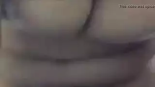 فتاة مصرية مثارة تلمس فرجها على الكاميرا