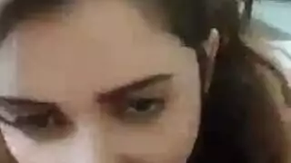 قذف عميق مغرٍ: محترفة مصرية تبتلع القضيب العربي بمهارة