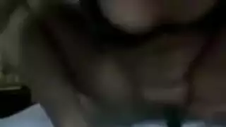 خشن وجامح: كسها يمسك الديلدو الخضري السميك