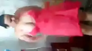 راقصة ساخنة تتراجع إلى ركبتيها للقيام بجنس فموي