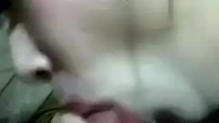 ربة منزل شهوانية تمص وتبتلع في فيلم سري