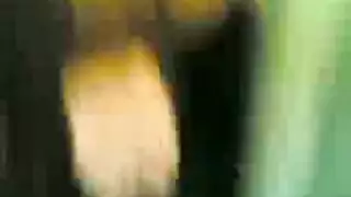 عاهرة مصرية تكشف فرجها في حمام خارجي