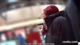 المعتقلة الجميلة تحقق خيال الجنس المزدوج في السيارة والفندق مع سيدة ثعلبية تشبه القطة