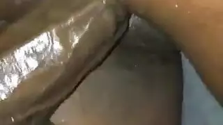 زنجية تنام على بطنها و زنجي ينيكها نيك خلفي و تستمع بزبه حتى قذف مينه