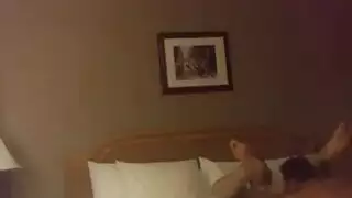 عاهرة الفندق الغريبة تأخذ عدة أعضاء ذكرية