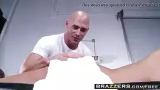 تدليك احترافي يتحول إلى جماع قاسي وعلاقة فموية على الطاولة