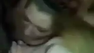 مص مزدوج يؤدي إلى جماع ثلاثي صريح