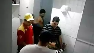 نزيلة فندق سكرانة تستخدم من عدة موظفين في حمام xxx