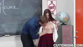 تلميذة تحصل على درس جنسي صعب على المكتب