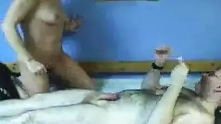 دردشة على الأريكة تتطور إلى فعل شرجي صريح