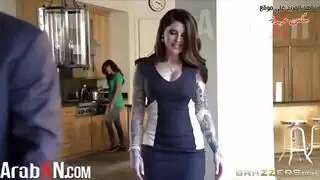 جوني سينس الشبق في مشاهد إباحية صريحة