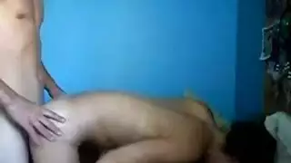 فتاة ذات مؤخرة كبيرة تفتح فرجها لركوب قضيب قاس