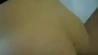 مشهد شرجي صريح: قضيب كبير يضرب طيزاً مرتجفاً