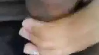 قضيب ضخم الحجم شاب يمارس العادة السرية ويطلق قذفة منوية كبيرة