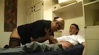 عمته المثيرة تركب مع صفع عنيف في فيلم إباحي