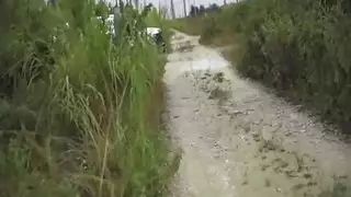 مشهد خارجي إباحي: عاهرة مجنونة تتوسل لدخول عنيف