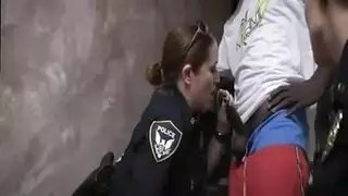 فانتازيا مص ثلاثي مع ضباط في زي رسمي