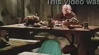 مص عميق على المكتب: رجل مسن يحصل على جرعة من المتعة الفموية