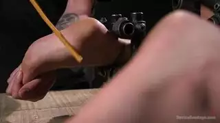 مشاهد إباحية عنيفة: عاهرة مثارة تأخذ قضيبًا قاسيًا في فرجها