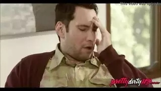 جنس عائلي محرم: الأب يملأ مهبل الزوجة المراهقة بالسائل المنوي