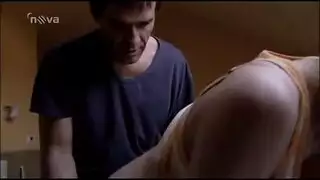 عمها يصفع مؤخرتها بقوة، وهي تئن بلذة