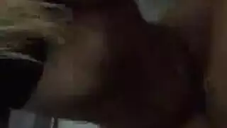 مراهقة شقراء تستخدم قضيبًا اصطناعيًا مزدوجًا ضخمًا لتمط مهبلها المبلل، وتداعب حلمتي ثدييها الصلبتين