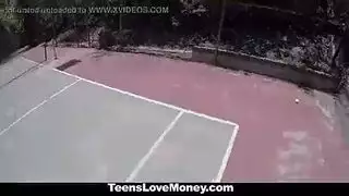 فتاة الفروسية تأخذ قضيب أسود عملاق في جماع خشن بالإسطبل