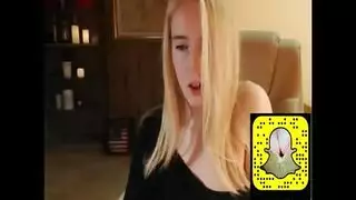 فتاة صغيرة تقوم بعرض عاري كامل على سناب شات