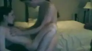 مراهق نحيف يضرب مهبل صديقته المبلل في فيديو منزلي صريح