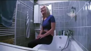 عاهرة الجارة تحصل على جرعة يومية من جنس عامل الإصلاح