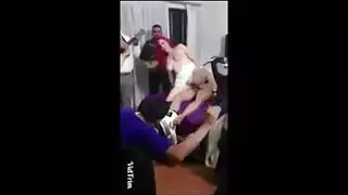 عاهرة ممتلئة الجسم تتعرض لحفر في فرجها المنقوع بوضعية المبشر