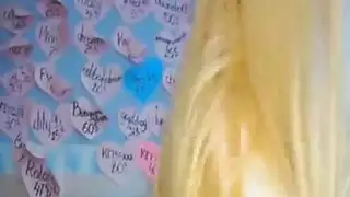 الجميلة الشقراء تتعرض للضرب بقوة من قبل عشيقها ذو النظارات