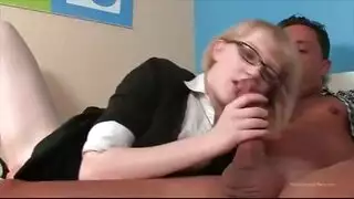 الشقراء تخاف الزب العملاق لكنها تأخذه كله بعمق