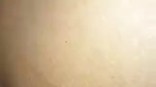 فاتن ياباني يحفر في مهبلها الضيق الغارق