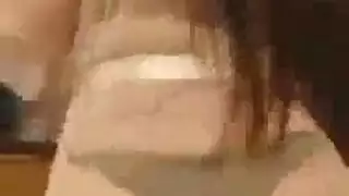 ضعف المتعة: فتاتان مثارتان تشاركان قضيبًا قاسيًا سميكًا