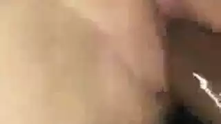إباحية خلف جدران السجن: فعل ثلاثي السيدات على محكوم وسيم