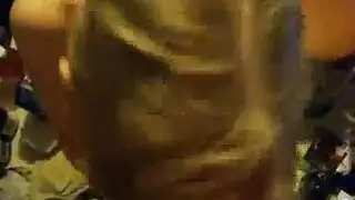 شقراء نردية تكتشف هوسها بمص القضيب وأكل الفرج