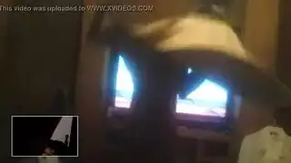 ثنائي شقراء يُملأ بالسائل المنوي في جلسة جنس جماعي