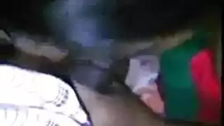 سونيا فيرا الفاجرة تركع لتمص قضيبًا غليظًا بعمق