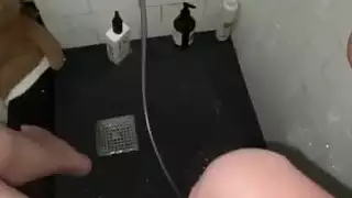 هاوي ساخن يستمني بقضيبه من أجل كس شابة مبللة