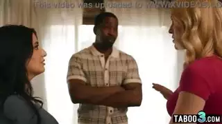 العاشقات المثليات ليلي وسارة تشاركان قضيبًا كبيرًا في فيلم إباحي