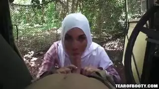 عربيات مثيرات للشهوة في جلسة مص قضيب مزدوج جامحة
