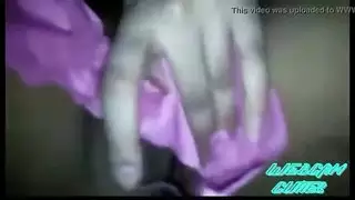 فيديو منزلي خاص: كشف أثداء عارية لجمال عربية