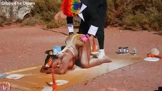 نسيت الجدة تتبيل الديك الرومي، لذا أخذته في يدي ومارس الجنس معه أيضًا