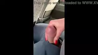 تم القبض عليه وهو يداعب قضيب زوج متصلب في حافلة المدينة