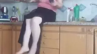 فتاة تركية حارة تخضع لاختراق مزدوج شرجي ومهبلي