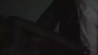 فتاة سمراء مكتنزة تحب قضيب الهواة في فتحتها الضيقة