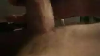 فتاة ترتدي نظارات تشتهي شرج نافذة السيارة بقضيب عملاق