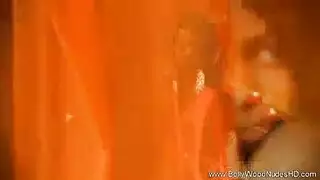 غريبة متعطشة تلهث لقضيب متصلب ليدخل شقها الرطب